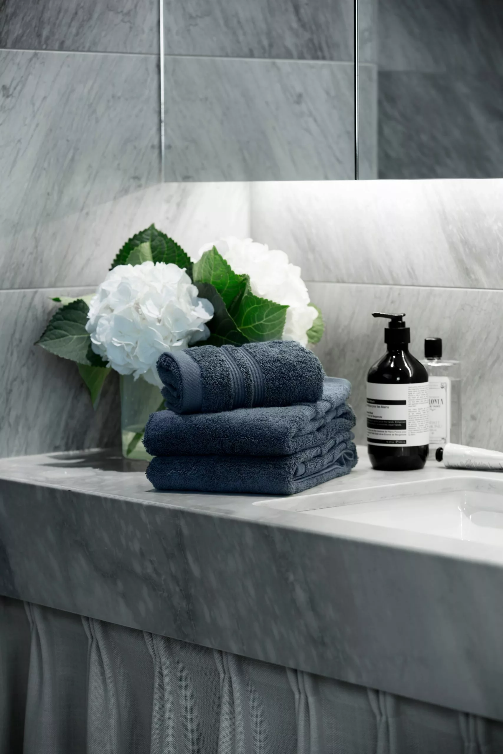 Mille Notti Fontana EKO Gästehandtuch Dunkelblau, 30x50 Cm 2 Mille Notti Fontana EKO Gästehandtuch Dunkelblau, 30x50 Cm – Bild 2