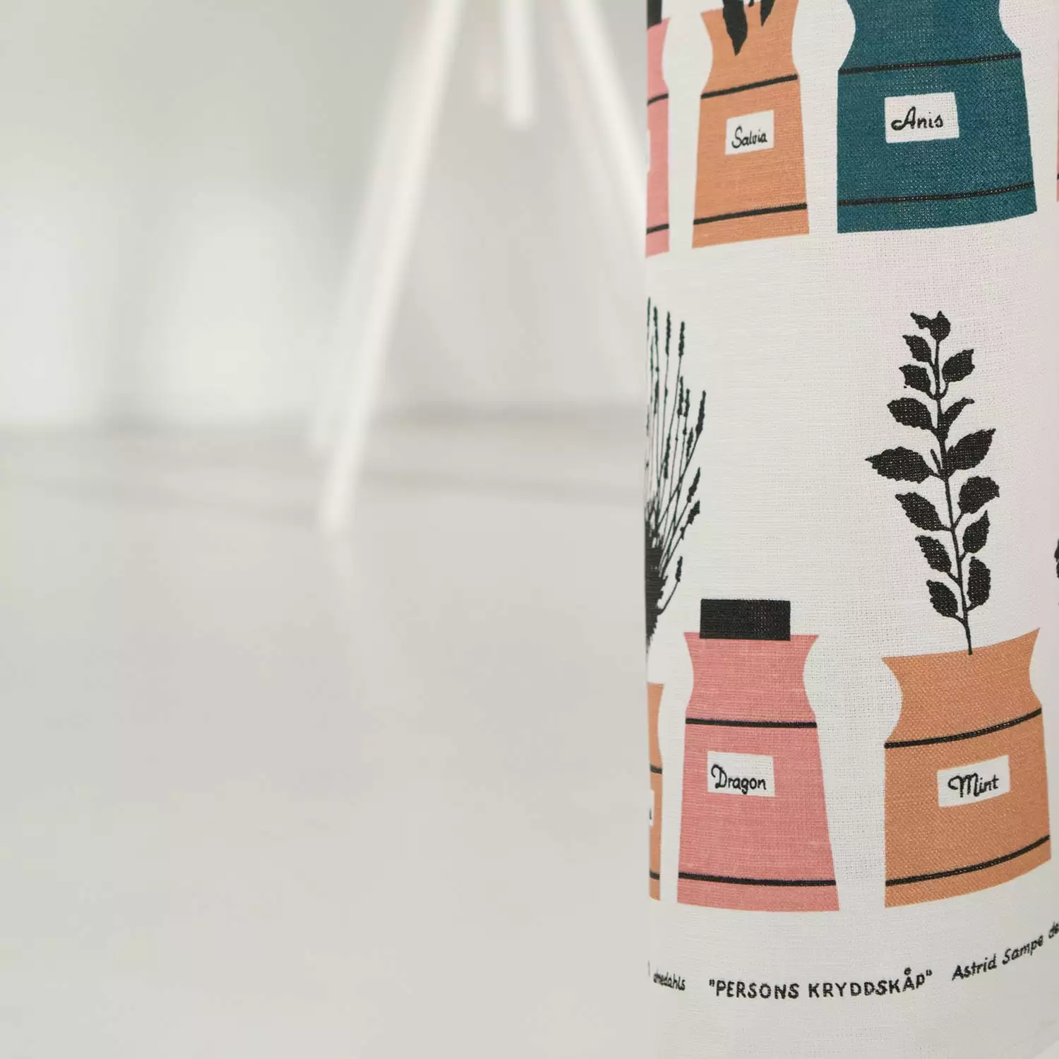 Almedahls Perssons Kryddskåp Küchentuch, Grün/Rosa 2 Almedahls Perssons Kryddskåp Küchentuch, Grün/Rosa – Bild 2