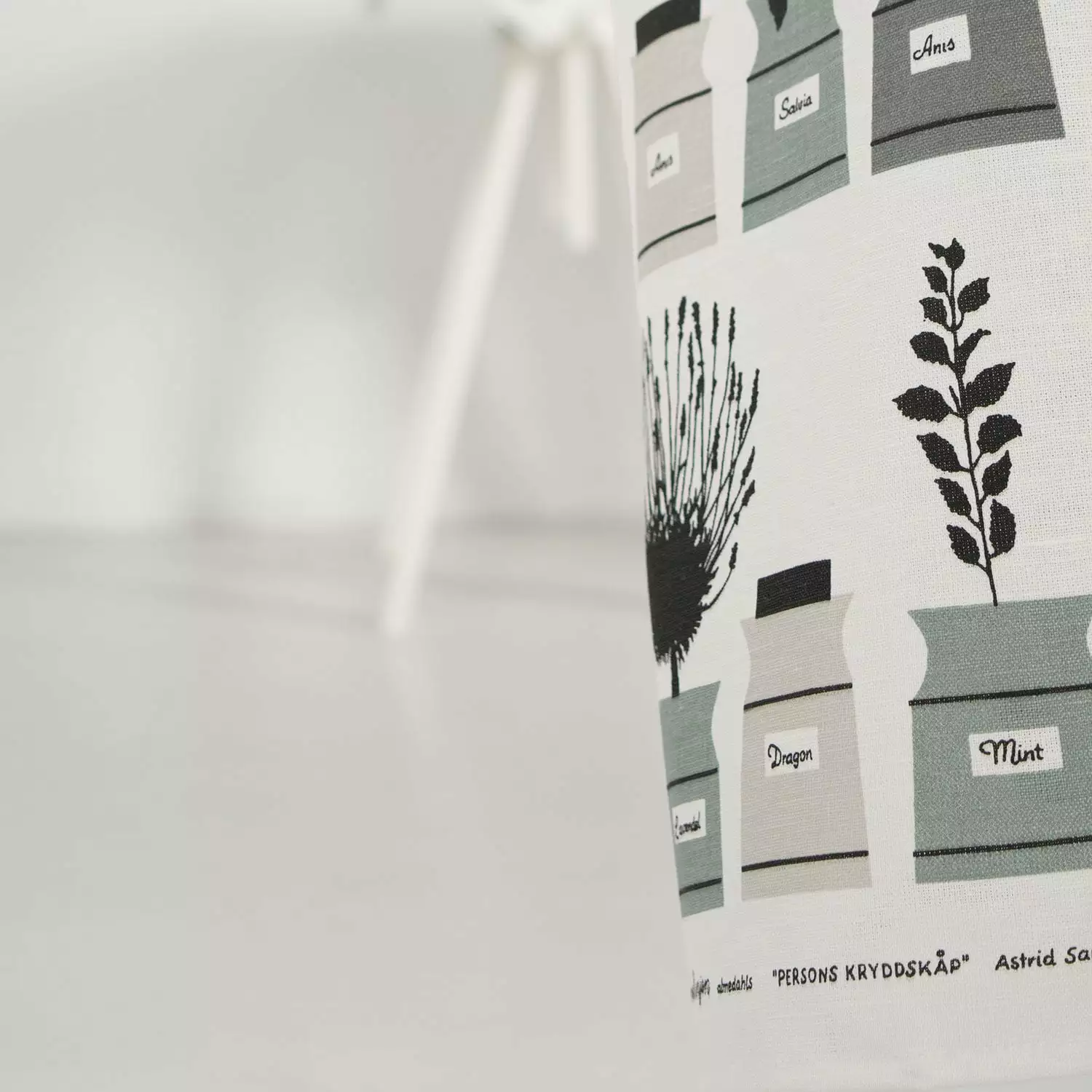 Almedahls Perssons Kryddskåp Küchentuch, Grün/Rosa 4 Almedahls Perssons Kryddskåp Küchentuch, Grün/Rosa – Bild 4