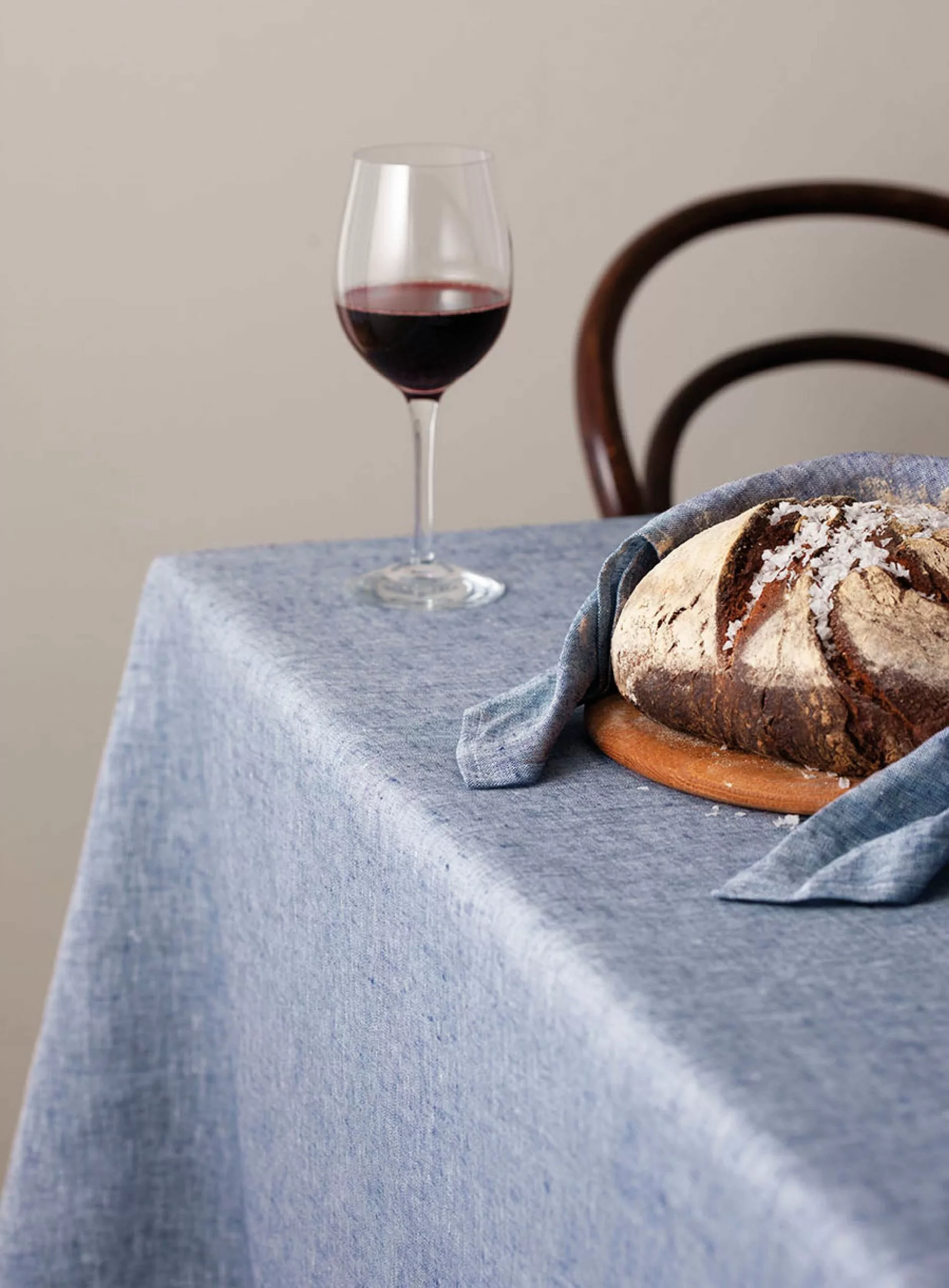 Axlings Melerad Tischdecke 157x250 Cm, Marineblau 2 Axlings Melerad Tischdecke 157x250 Cm, Marineblau – Bild 2