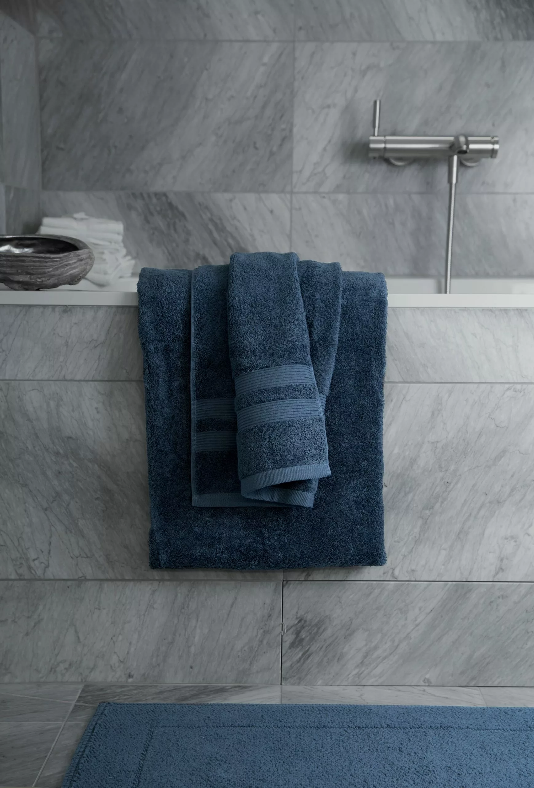 Mille Notti Fontana EKO Gästehandtuch Dunkelblau, 30x50 Cm 3 Mille Notti Fontana EKO Gästehandtuch Dunkelblau, 30x50 Cm – Bild 3