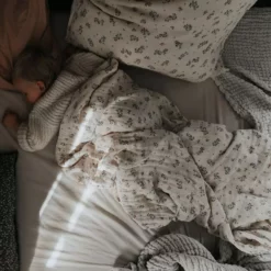 Garbo & Friends Clover Bettwäsche Musselin 100x140 + 40x45 Cm, Junior -Kindertextilien Verkäufe garbo friends clover muslin bed set 3 1