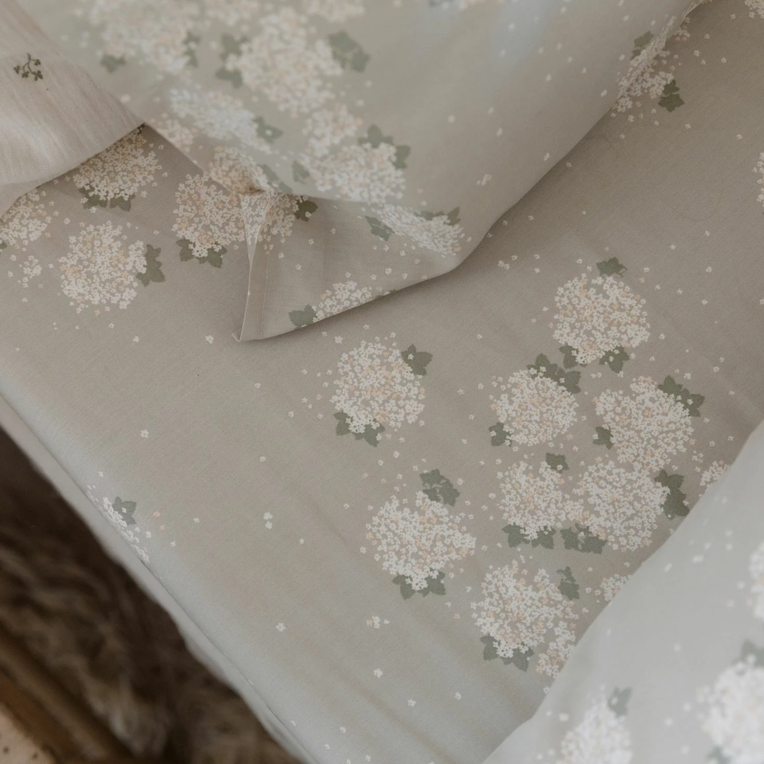 Garbo & Friends Dogwood Spannbetttuch 60x120 Cm 2 Garbo & Friends Dogwood Spannbetttuch 60x120 Cm – Bild 2