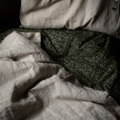 Garbo & Friends Floral Moss Baby Bedset, Dark Moss Green 5 Garbo & Friends Floral Moss Baby Bedset, Dark Moss Green -Kindertextilien Verkäufe garbo friends floral moss bedset se 2