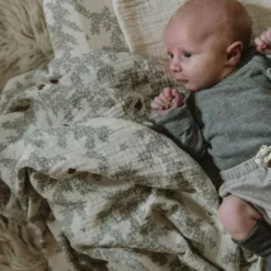 Garbo & Friends Pomegranate Decke Musselin, 110x110 Cm -Kindertextilien Verkäufe garbo friends pomegranate muslin swaddle blanket 2