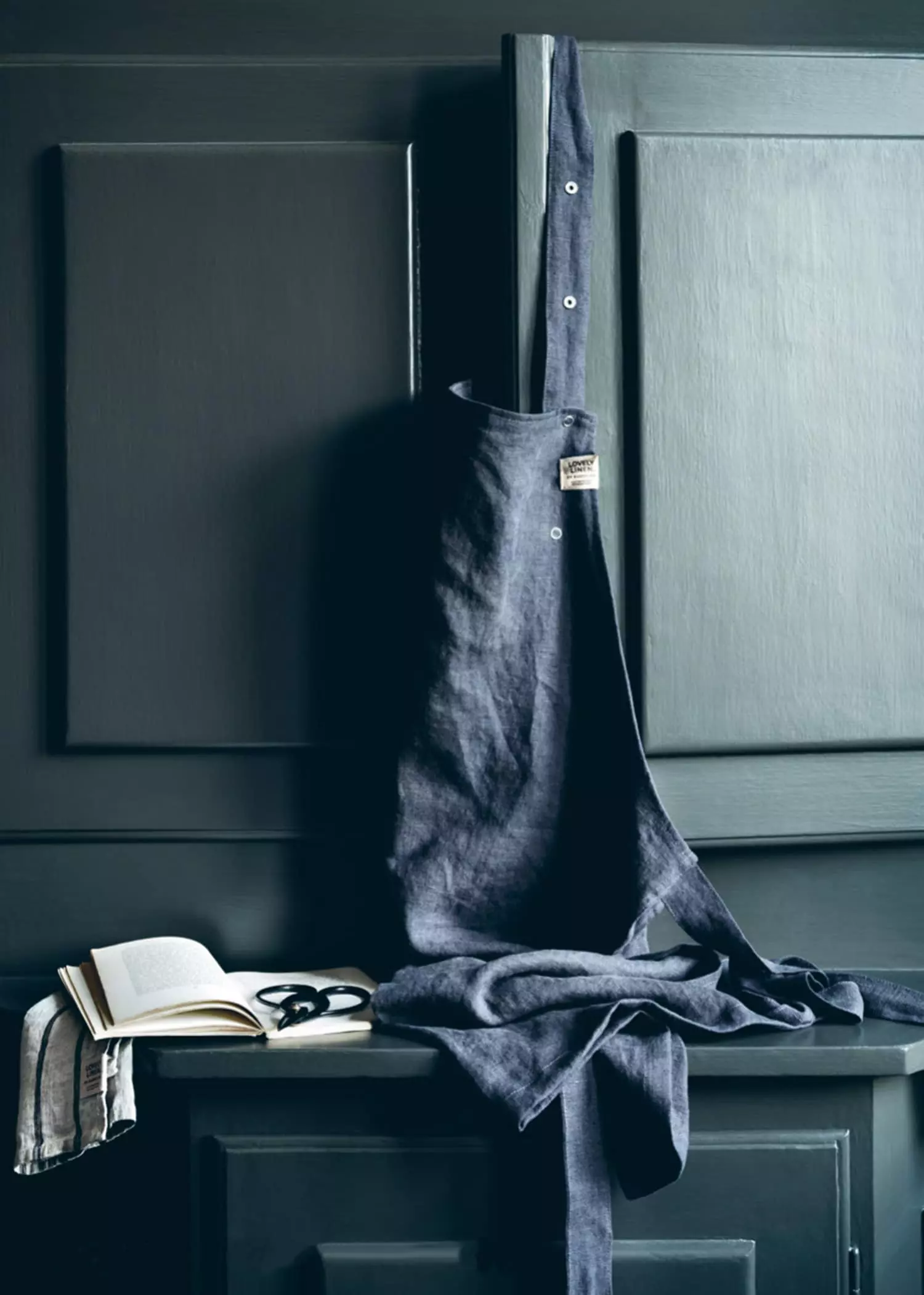 Lovely Linen Lovely Button Apron Jeep Green Schürze Natural Beige 3 Lovely Linen Lovely Button Apron Jeep Green Schürze Natural Beige – Bild 3