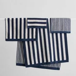 Marimekko Kaksi Raitaa Handtuch Sand / Dunkelblau, 50x70 Cm -Kindertextilien Verkäufe marimekko kaksi raitaa handtuch sand dunkelblau 12 2