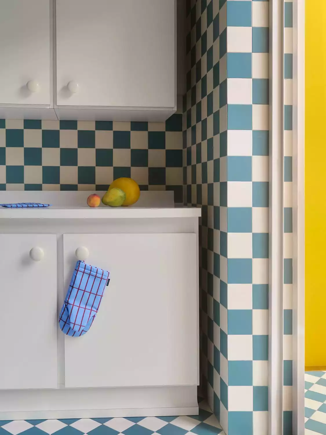 Marimekko Pieni Tiiliskivi Ofenhandschuh, Hellblau/Braun 2 Marimekko Pieni Tiiliskivi Ofenhandschuh, Hellblau/Braun – Bild 2