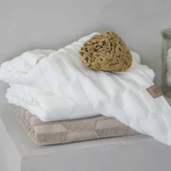 Mette Ditmer Geo Handtuch Off-white, 70x133 Cm -Kindertextilien Verkäufe mette ditmer geo handtuch off white 2 1 scaled