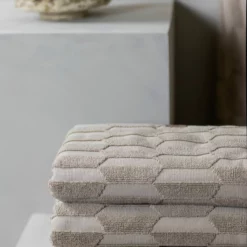 Mette Ditmer Geo Handtuch Sand, 50x95 Cm -Kindertextilien Verkäufe mette ditmer geo handtuch sand 2 scaled