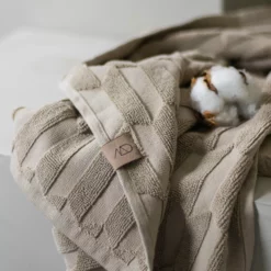 Mette Ditmer Geo Handtuch Sand, 50x95 Cm -Kindertextilien Verkäufe mette ditmer geo handtuch sand 3 scaled