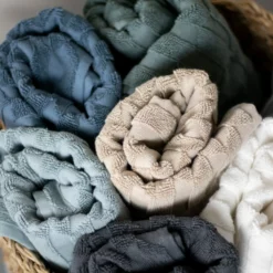 Mette Ditmer Geo Handtuch Stone Blue, 50x95 Cm -Kindertextilien Verkäufe mette ditmer geo handtuch stone blue 2 2 scaled