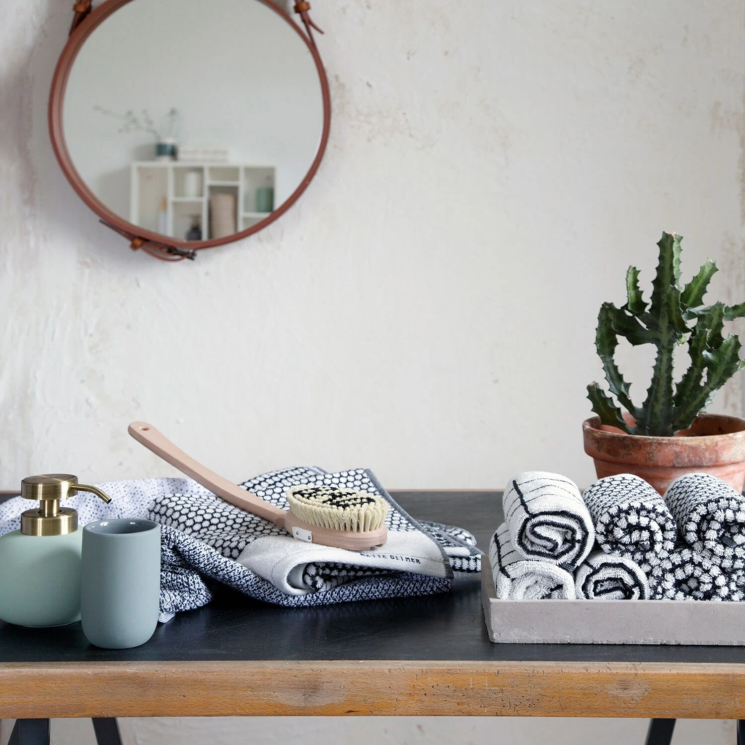 Mette Ditmer Grid Handtuch Schwarz/Off-White, 30x60cm 5 Mette Ditmer Grid Handtuch Schwarz/Off-White, 30x60cm – Bild 5