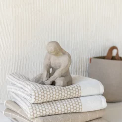 Mette Ditmer Tile Handtuch Sandfarben, 100x50 Cm -Kindertextilien Verkäufe mette ditmer tile stone guest towel 2 pack w38xl60 sand off wh 6