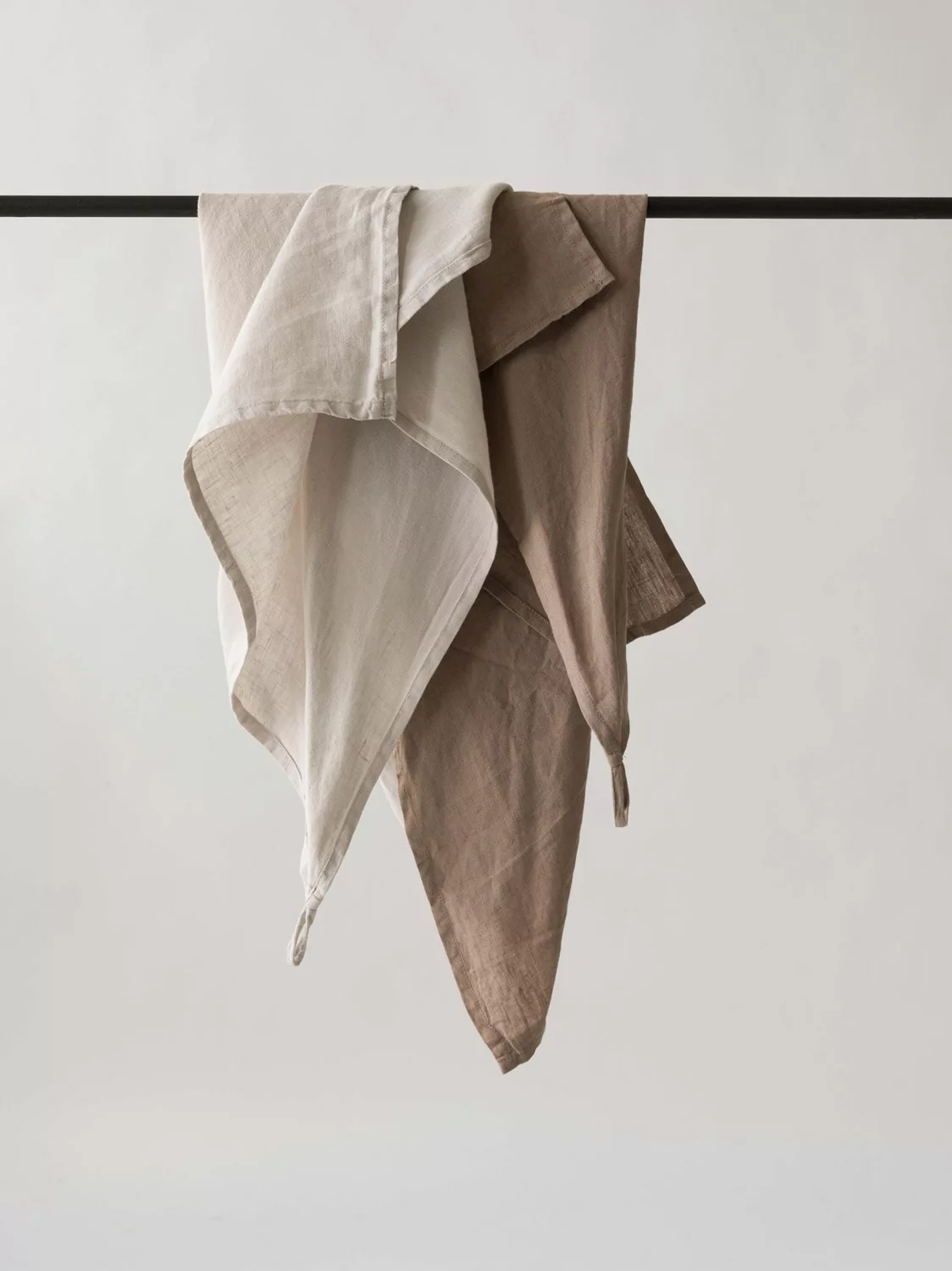 Tell Me More Linen Geschirrtuch 50x70 Cm, Warmes Grau 2 Tell Me More Linen Geschirrtuch 50x70 Cm, Warmes Grau – Bild 2