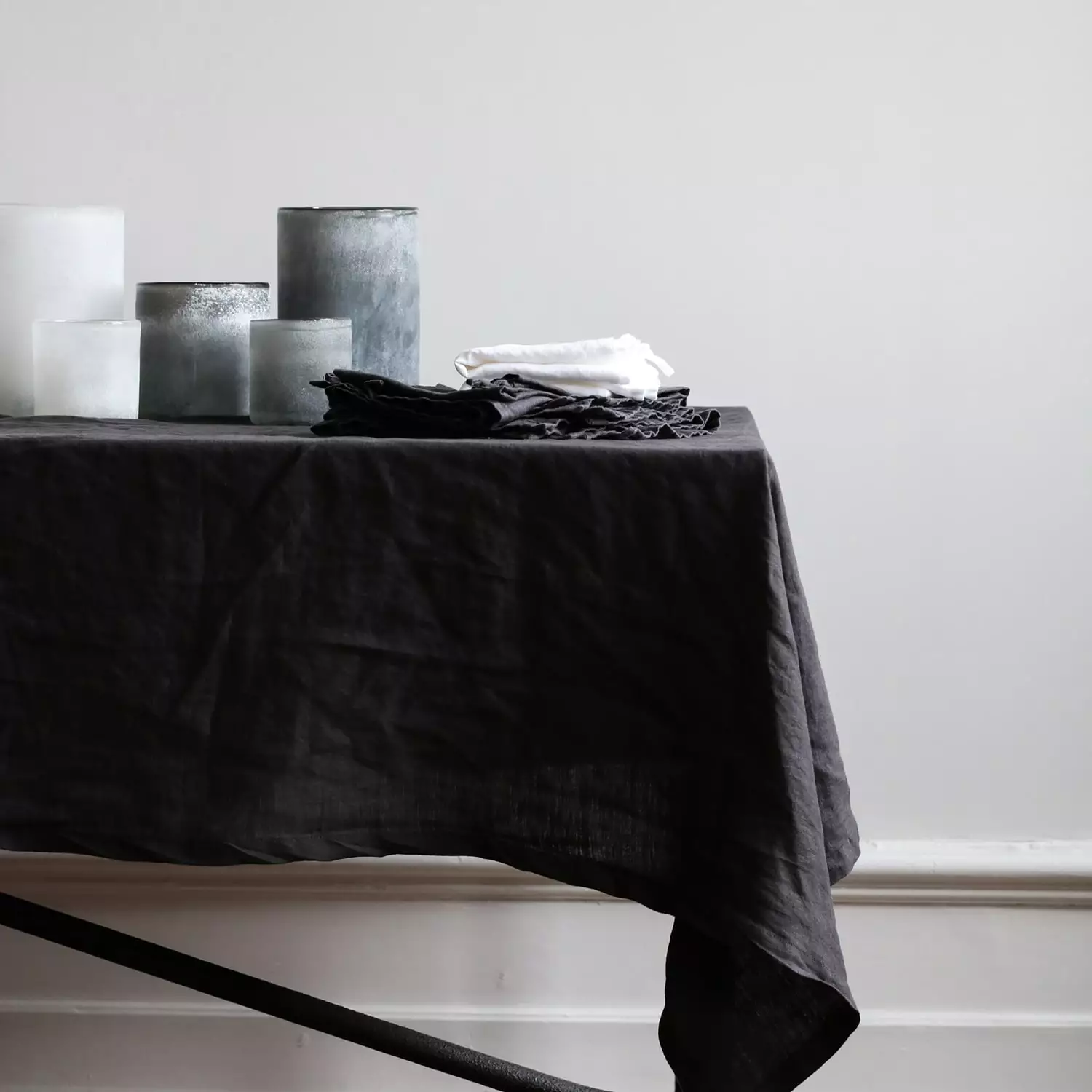 Tell Me More Leinen-Tischtuch 160x330, Carbon 3 Tell Me More Leinen-Tischtuch 160x330, Carbon – Bild 3